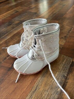 Girls Sparkle Duck Boots in White and Silver
